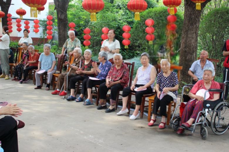 图3 老人观看表演