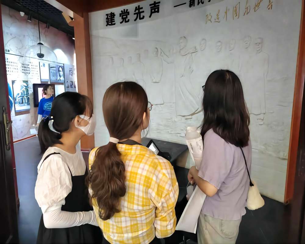 小组成员了解新民学会的故事