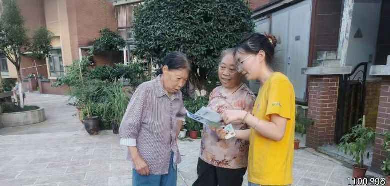 队员向群众讲解茶叶知识