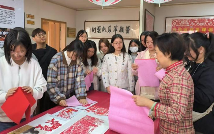 福州大学生走进董雅萍工作室，体验“剪不断”的传统文化