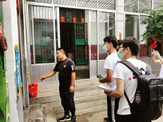 图为实践团队与横山后村村委书记彭立龙同志在村中走访 大学生新闻网通讯员 沈辰伟 摄