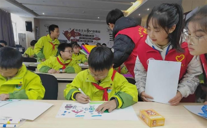 ＂Children to build a dream, the Beauty of Drawing the Filling -Daxue＂ Communication and Information Engineering College of ＂Dust Dust Pickup＂ Campus Library Volunteer Service