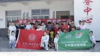 图片包含 建筑, 男人, 女人, 人们描述已自动生成