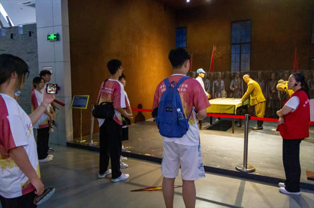 讲解员为我们讲解抗日最后一役历程