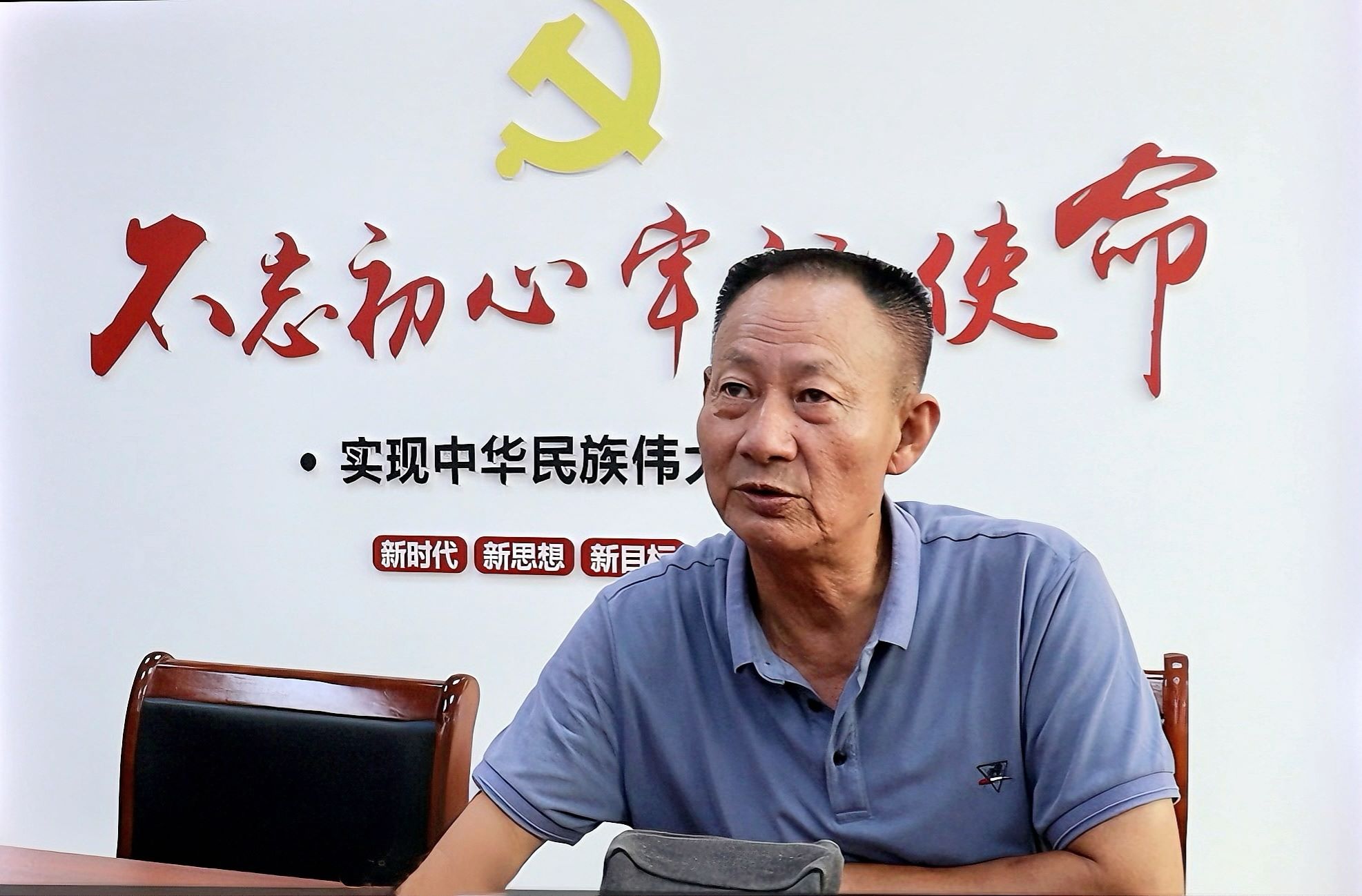 图为接受实践团采访的山歌班班长张森泉