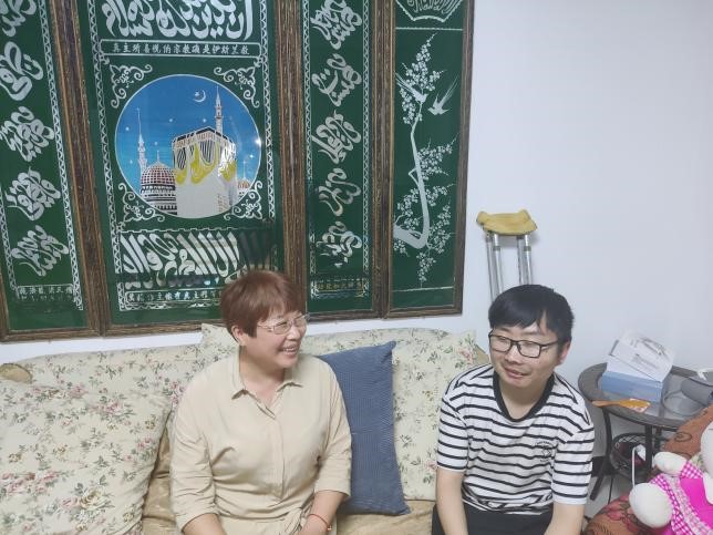 队员前往居民家中询问生活情况及问题