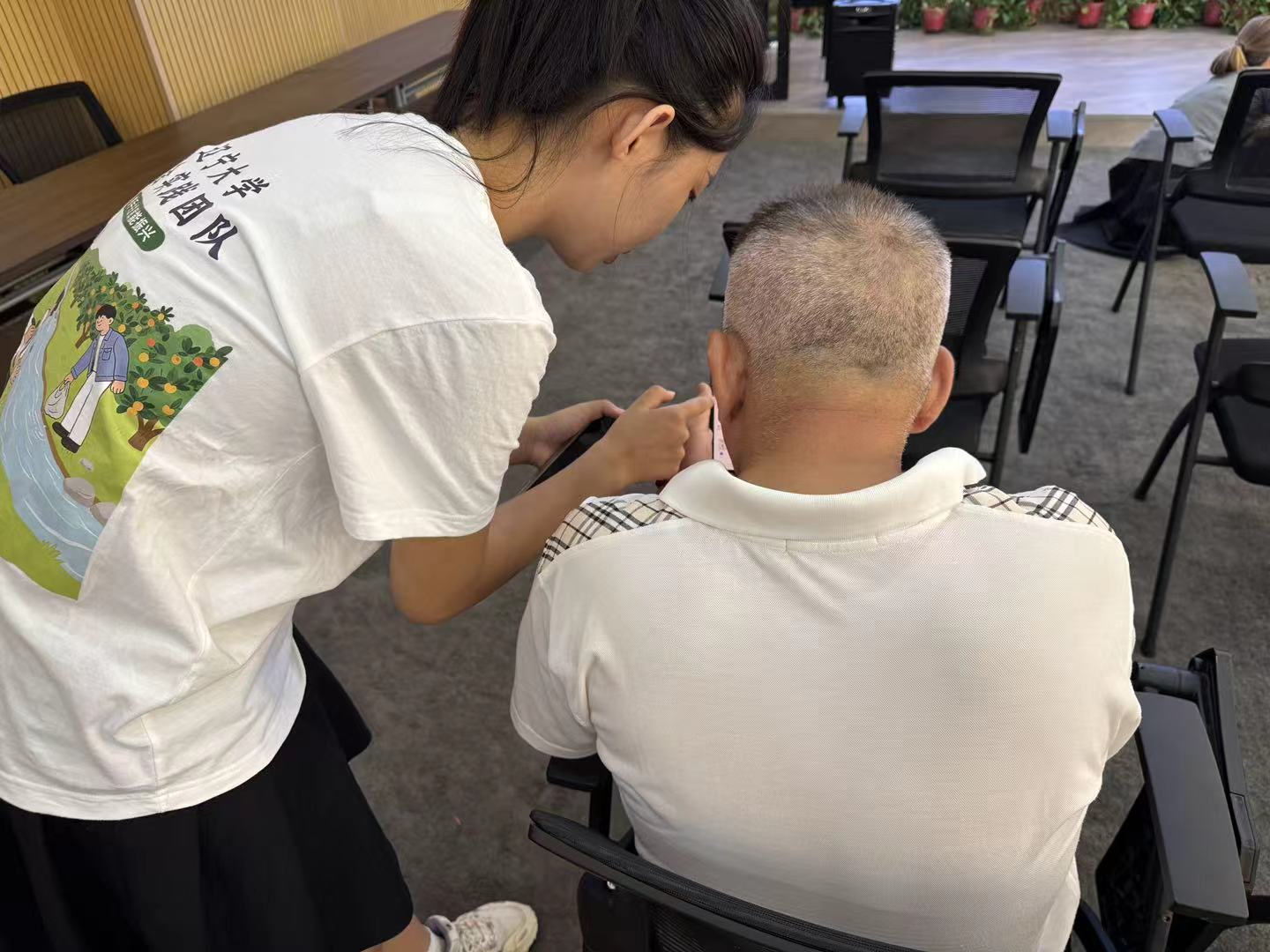 走进社区——关注老年人生活，构建老年人与数字生活的桥梁