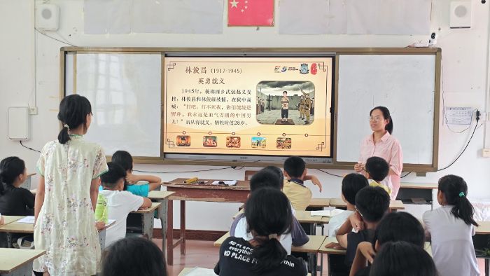 图为流墨实践服务队高佳瑜上课