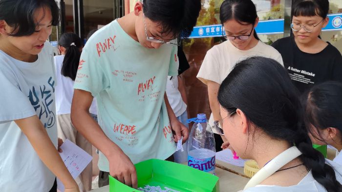 学生进行古诗词拼图